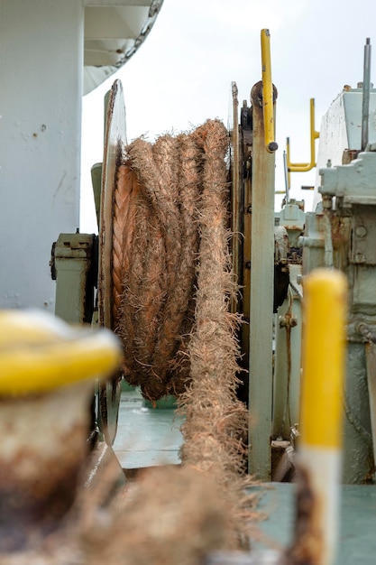 Una cuerda gruesa se envuelve alrededor de un tambor en la cubierta de un ferry Tailandia Primer plano