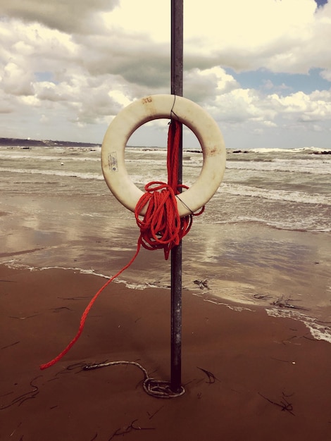 Foto la cuerda en la playa contra el cielo