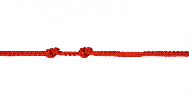 Foto cuerda roja con nudo aislado sobre fondo blanco