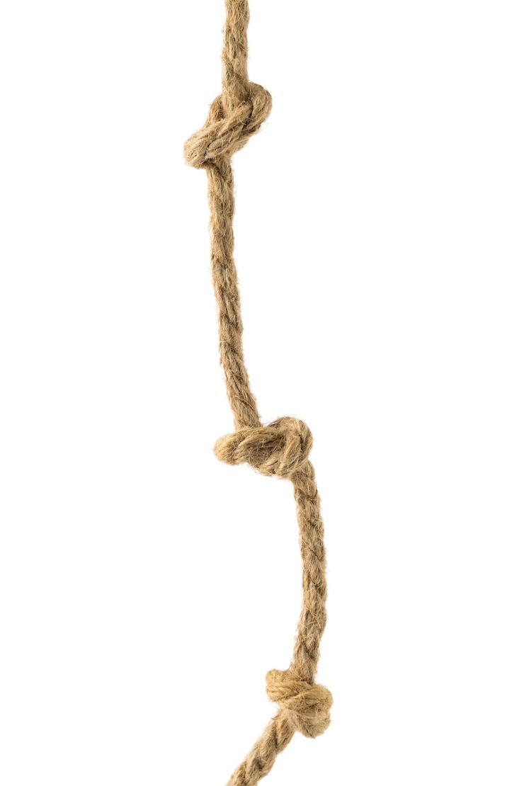 Foto cuerda rugosa con tres nudos aislados. material para encuadernar varios productos.
