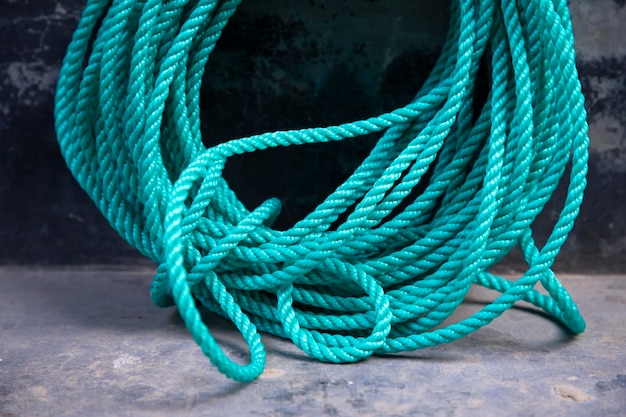 Cuerda verde atada en el muelle del barco foto de archivo