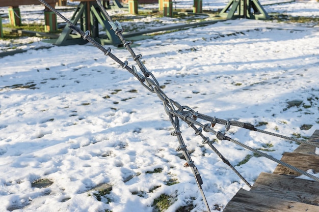 Cuerdas de acero sobre fondo de nieve