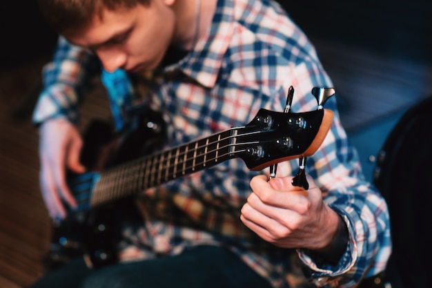 Foto cuerdas de afinación de guitarrista bajo