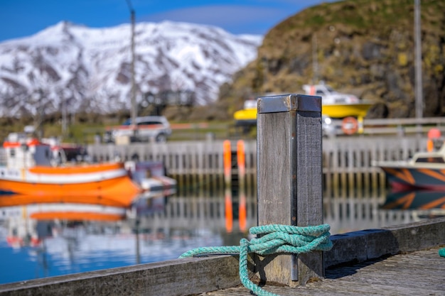 Cuerdas en la cubierta de un barco