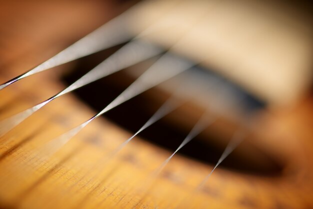 Foto cuerdas de guitarra acústica clásica de cerca