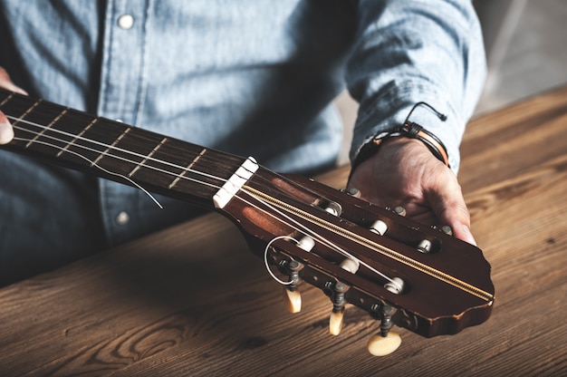 Cuerdas de guitarra clásica quebrada