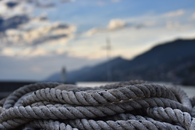 Cuerdas de pescador amontonadas en el pequeño puerto de Camogli en Liguria