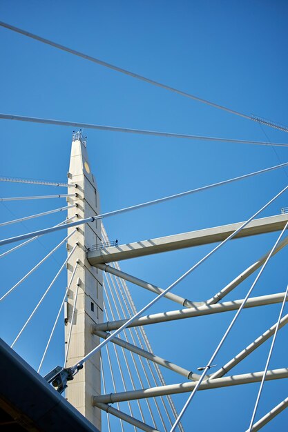 Cuerdas de un puente atirantado contra un cielo azul