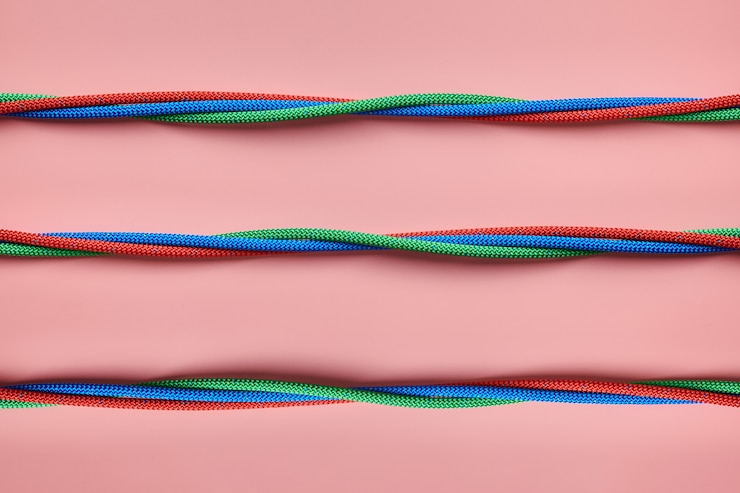 Foto cuerdas retorcidas de nylon ataron el nudo