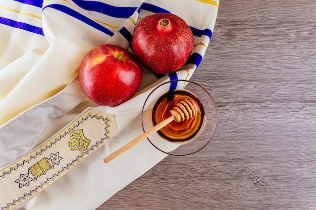 Cuerno de shofar, talit de oración blanco y granada aislado en. concepto de fiesta judía de rosh hashaná. símbolo tradicional.
