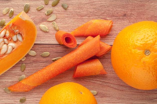 Cuero de fruta casera de uva sobre un fondo de madera