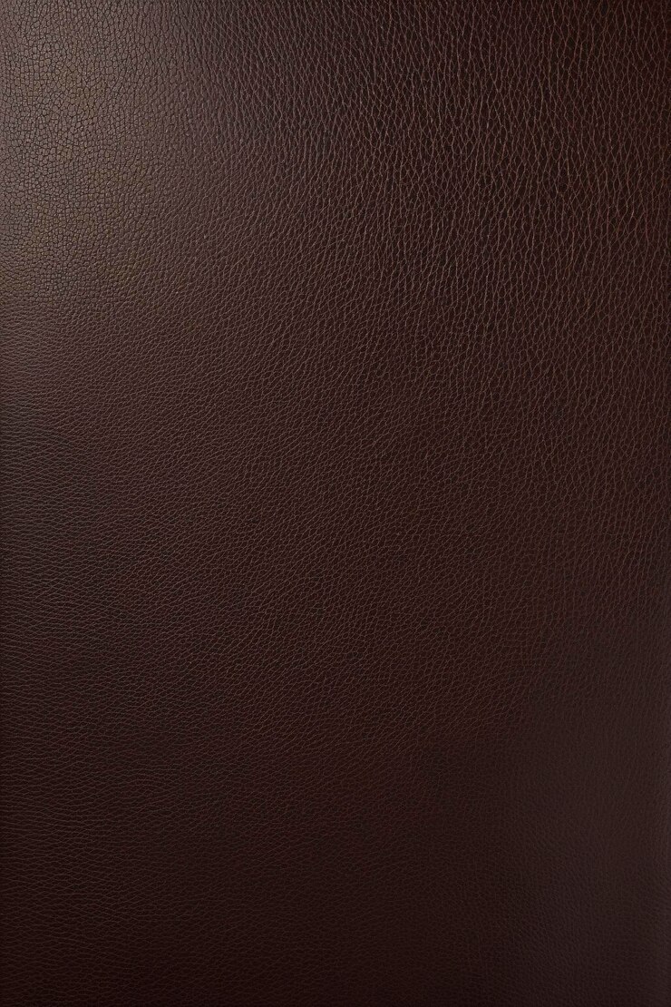 Cuero marrón oscuro pulido de superficie lisa y textura fina