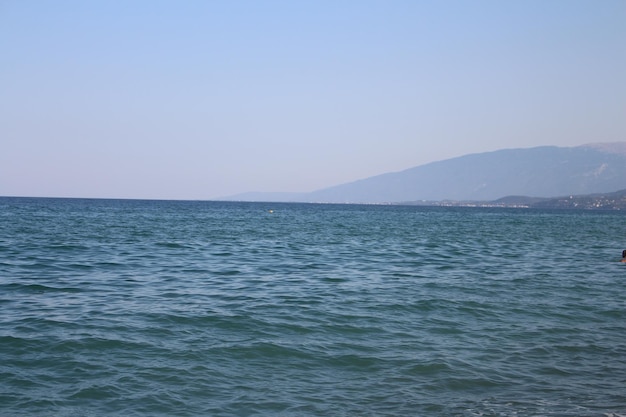 un cuerpo de agua con una montaña al fondo