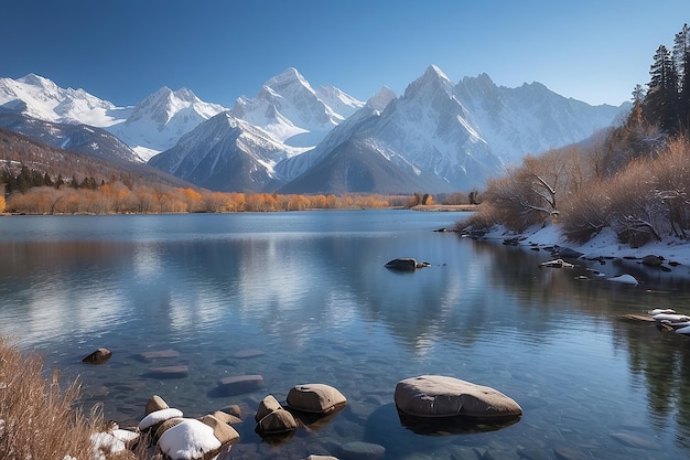 Un cuerpo de agua con nieve en las rocas y las montañas en el fondo