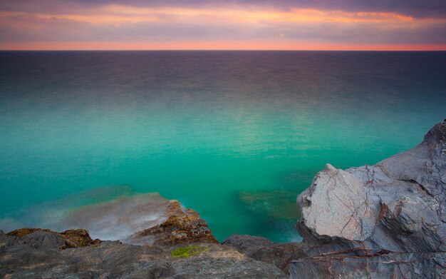 un cuerpo de agua que es azul y verde