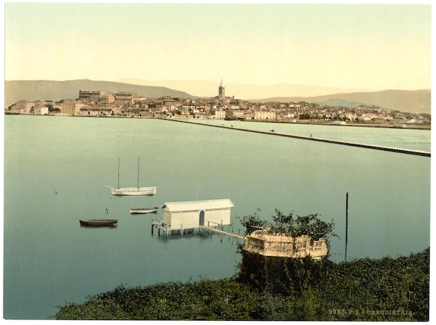 Foto un cuerpo de agua que tiene barcos en él