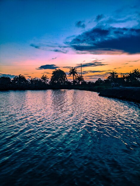 Un cuerpo de agua que tiene la palabra "puesta de sol".