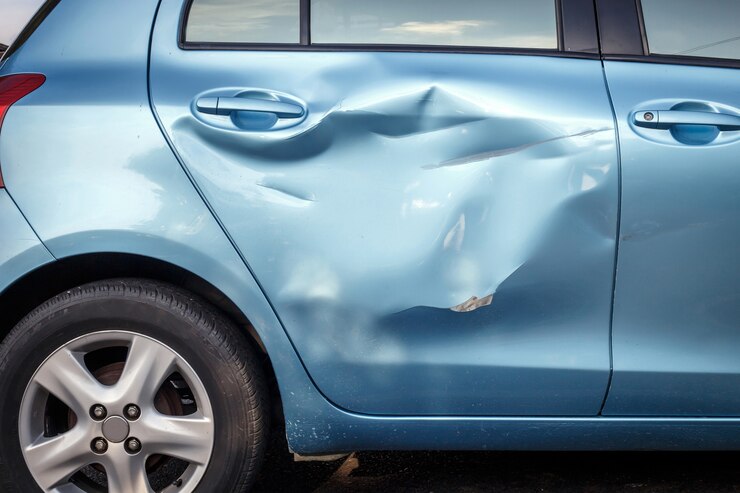 Cuerpo de automóvil se daña por accidente