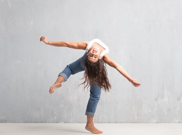 Cuerpo completo mujer bonita joven. concepto de baile callejero