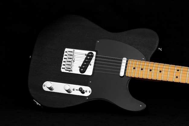 Cuerpo de guitarra eléctrica telecaster negro sobre fondo negro