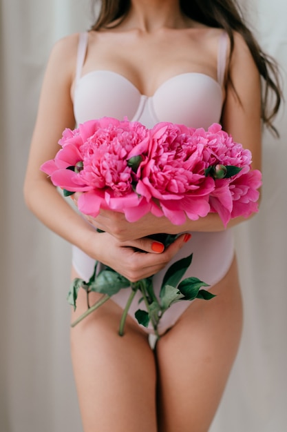 Cuerpo de hermosa chica delgada en ropa interior con flores