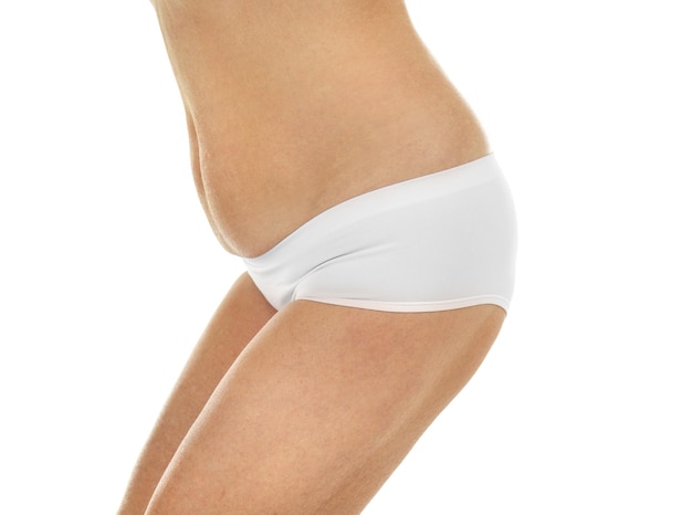 Cuerpo de mujer senior sobre fondo blanco primer plano