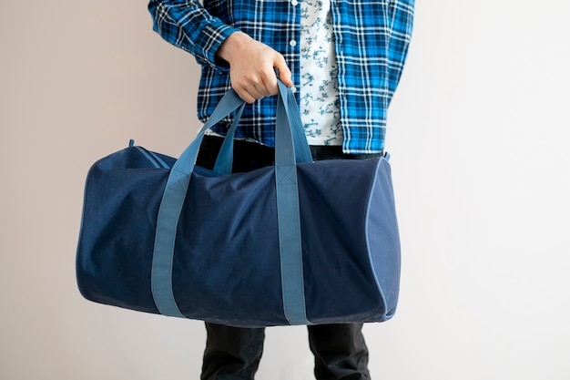 Un cuerpo de una persona turista con grandes bolsas llenas de bolsas de pie y listo para salir de viaje.