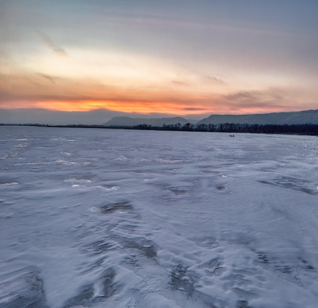 Un cuervo en un lago al amanecer Foto