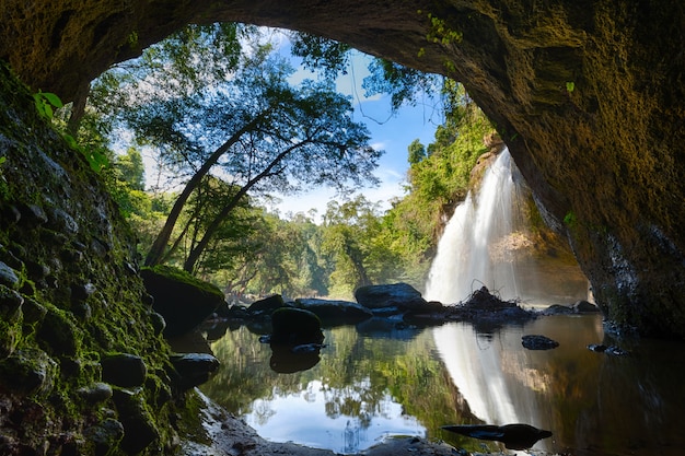 Cueva en la cascada de Heo Suwat en el parque nacional de Khao Yai en Tailandia