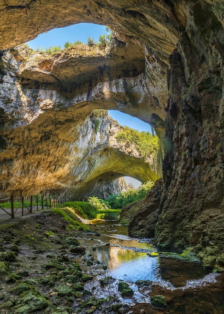 Cueva de Devetashka en Bulgaria