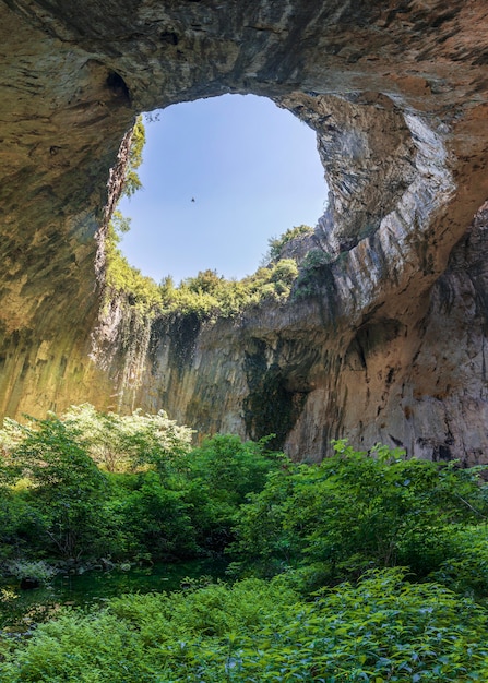 Cueva de Devetashka en Bulgaria