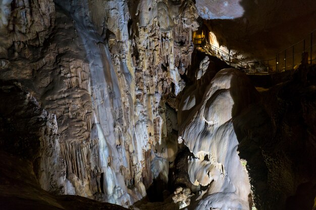 Cueva de estalactitas, estalagmitas y otras formaciones en Emine-Bair-Khosar, Crimea