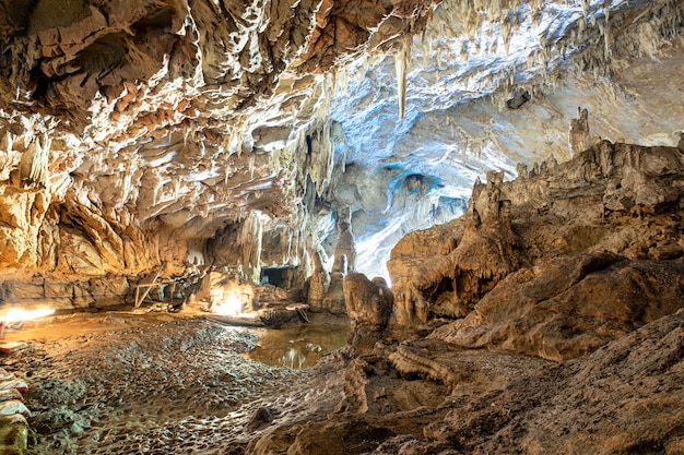 Cueva de fenómeno de estalactitas y estalagmitas de piedra.