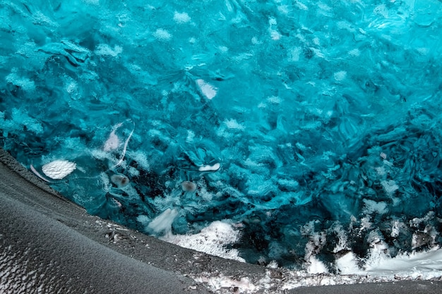 Foto cueva de hielo de cristal cerca de jokulsarlon