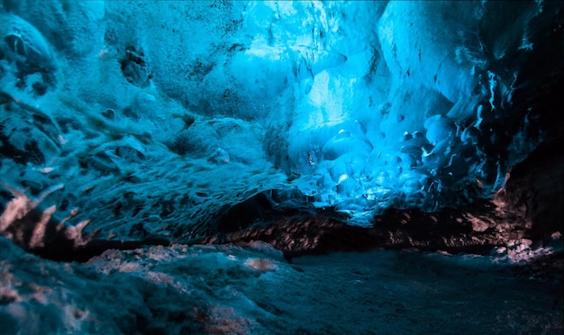Cueva de hielo durante el invierno