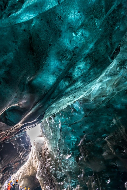 La cueva de hielo ubicada debajo del glaciar entre la montaña de hielo en Islandia es un hito fascinante