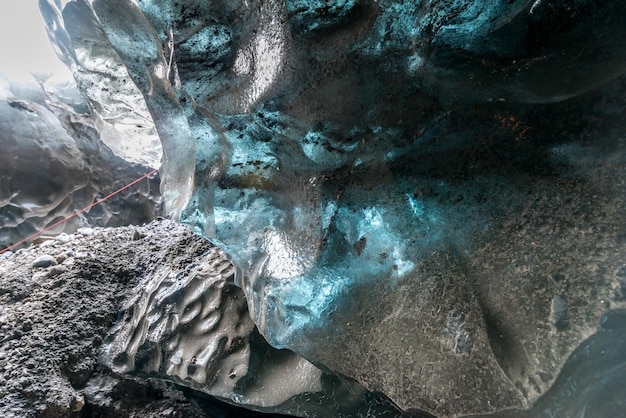La cueva de hielo ubicada debajo del glaciar entre la montaña de hielo en Islandia es un hito fascinante