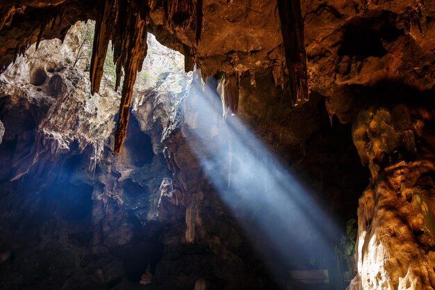 La cueva de Khao Luang, una de las atracciones de Tailandia, es hermosa