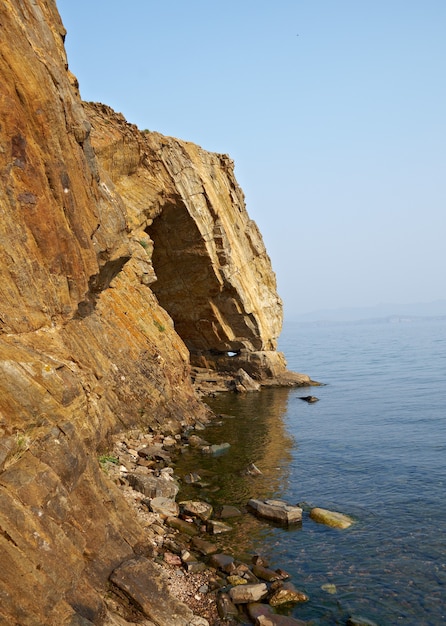 Cueva del lago .Maloe More Strait View, Cabo Uyuga, lago Baikal