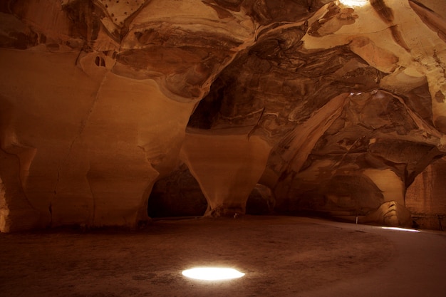 Cueva con luz natural.