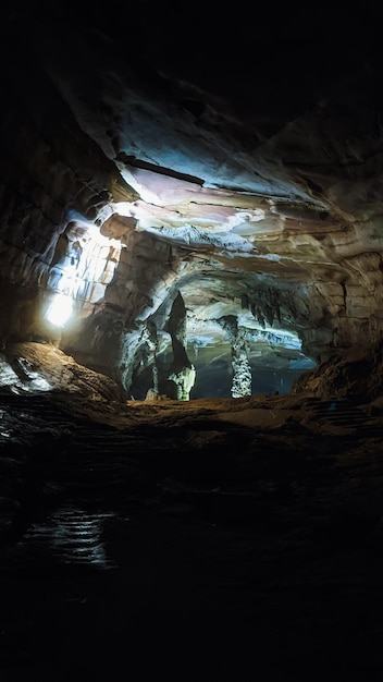 Foto una cueva con una luz en el techo.