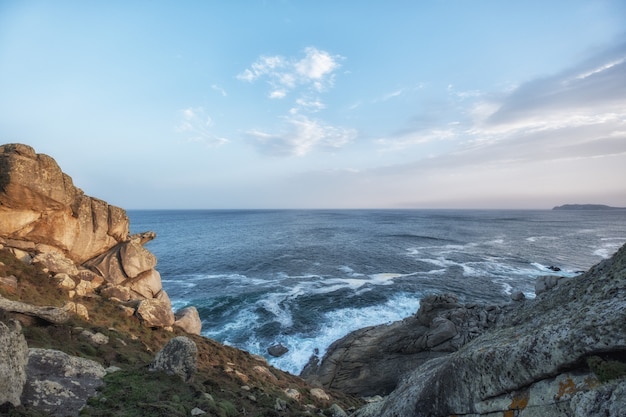 Cueva del mar enmarcando una hermosa playa al amanecer