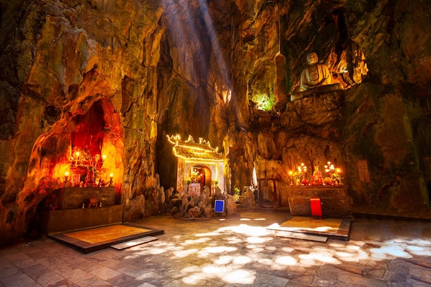 Cueva de las montañas de mármol en Danang