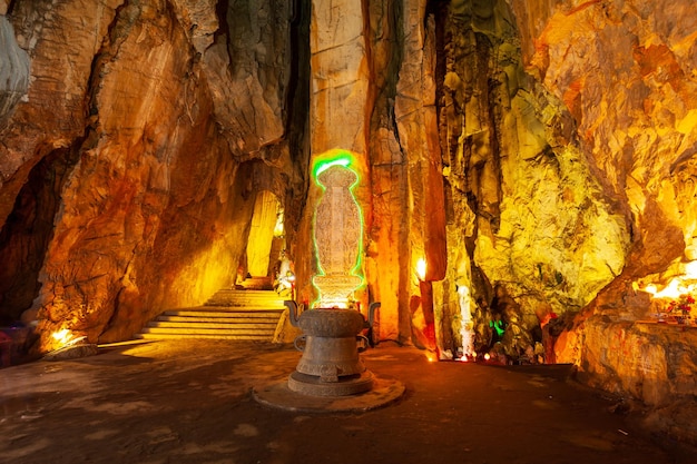 Cueva de las montañas de mármol en Danang