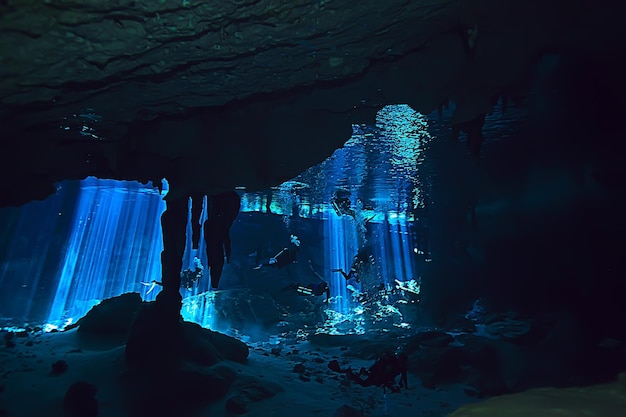 cueva del mundo submarino del cenote de yucatán, paisaje oscuro de estalactitas bajo tierra, buzo