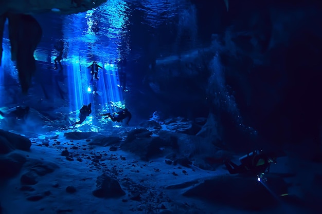 cueva del mundo submarino del cenote de yucatán, paisaje oscuro de estalactitas bajo tierra, buzo