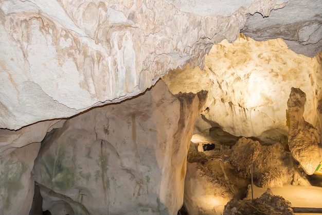 Foto cueva de murciélagos en el bonito pueblo de zuheros en córdoba españa