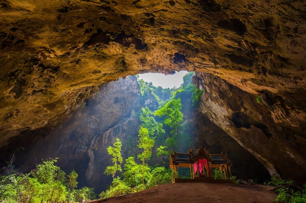 La cueva de Phraya Nakhon es la atracción más popular es un pabellón cuadrangular construido durante