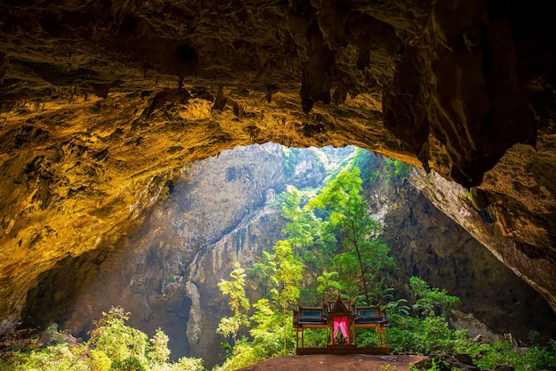 La cueva Phraya Nakhon es un destino turístico popular