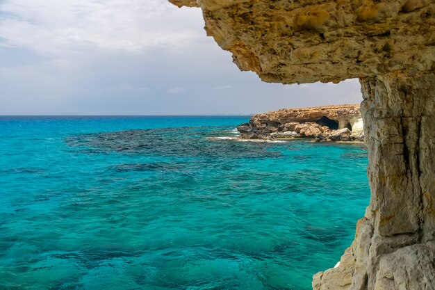 La cueva pintoresca inusual se encuentra en la costa mediterránea de Chipre, Ayia Napa.